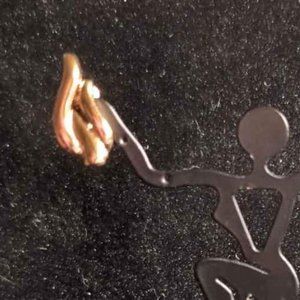 Vintage-1970's MONET Friction Clip Bold Gold Tone Clip Earrings e#46Blu